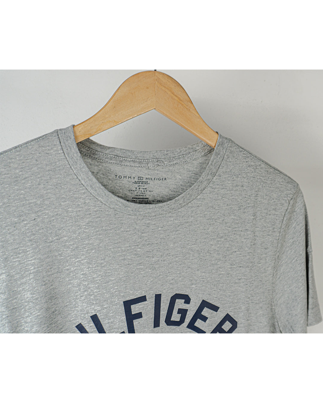 Playera Tommy Hilfiger, gris con estampado.