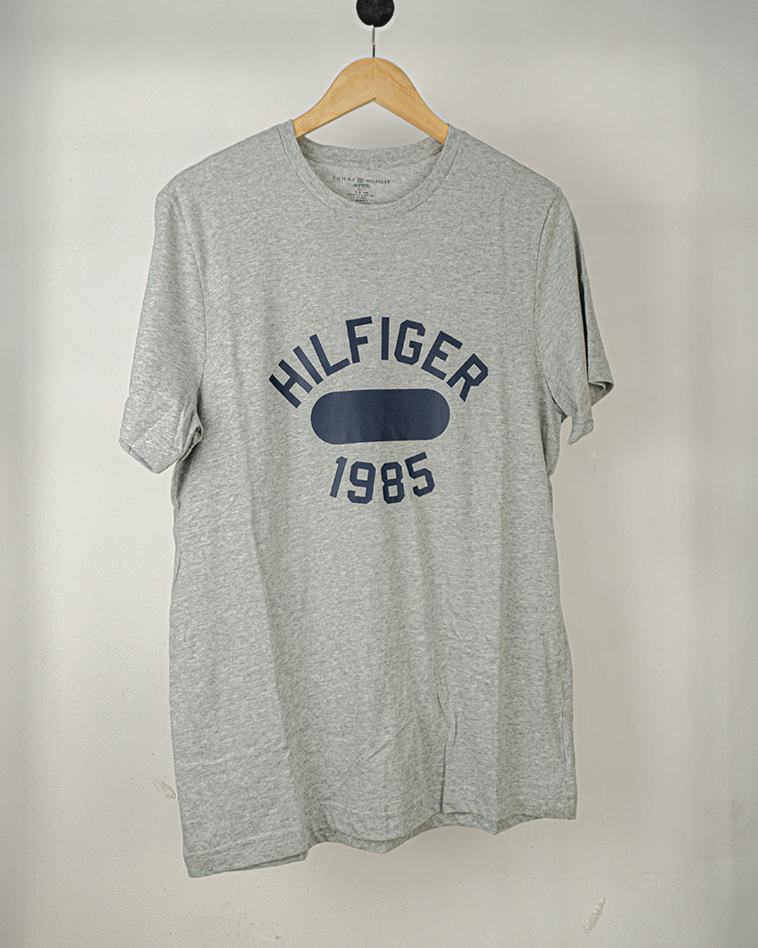 Playera Tommy Hilfiger, gris con estampado.