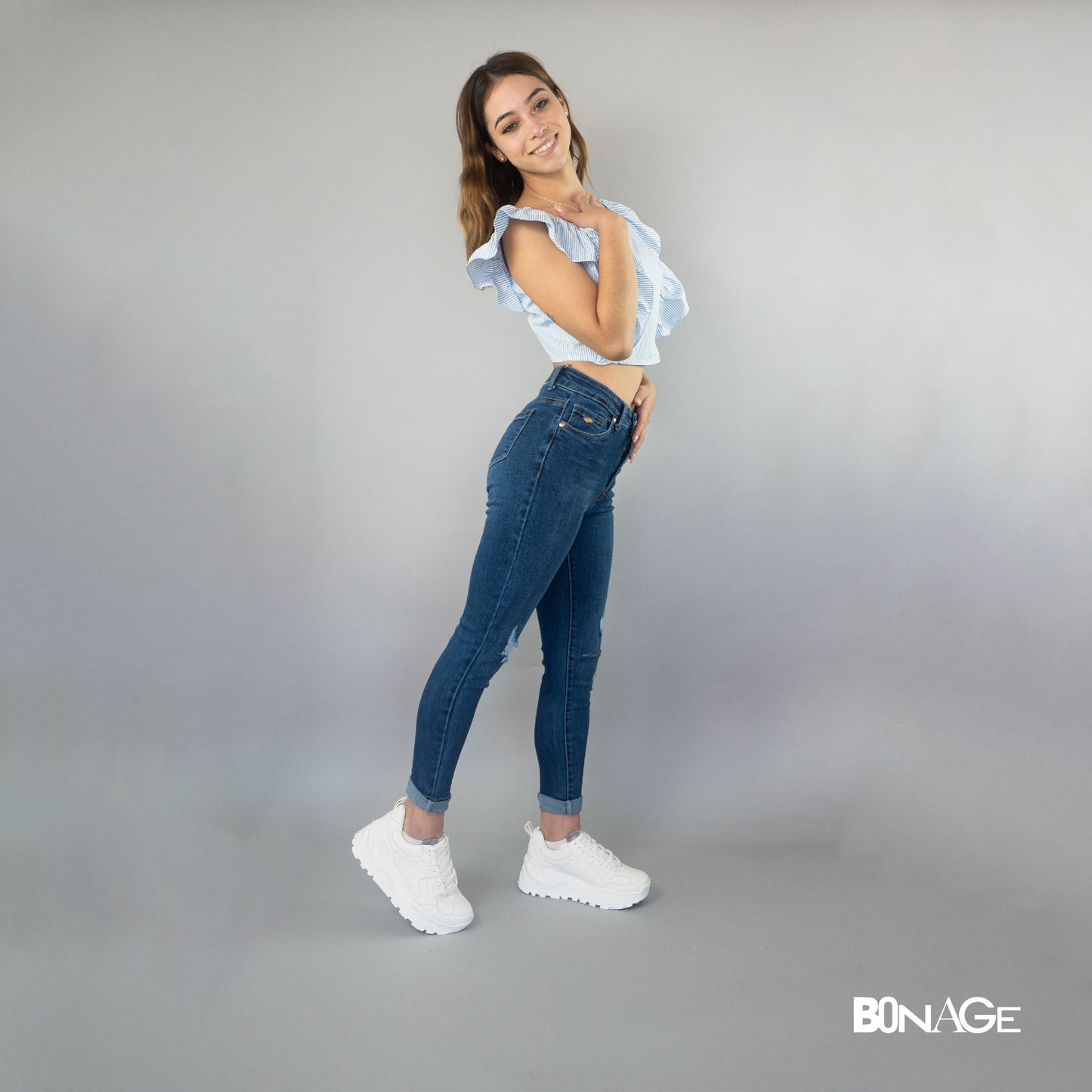 Blusa azul, con líneas blancas