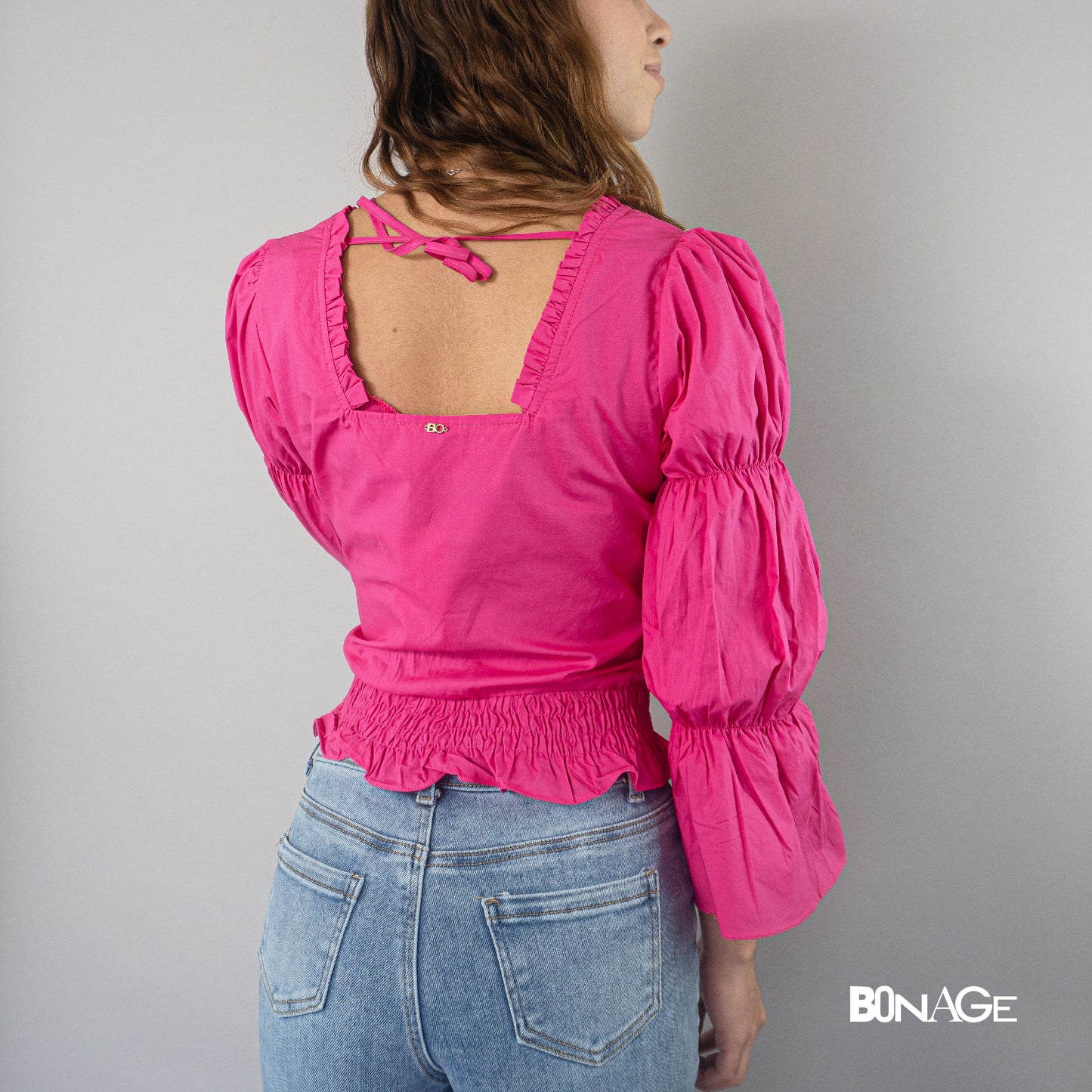 Blusa, con detalle en la espalda