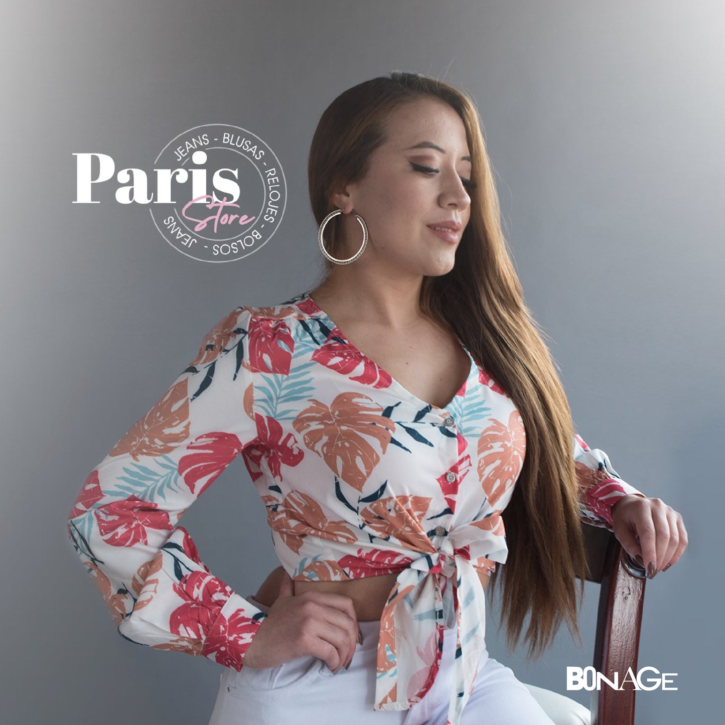Blusa con estampado floreado.