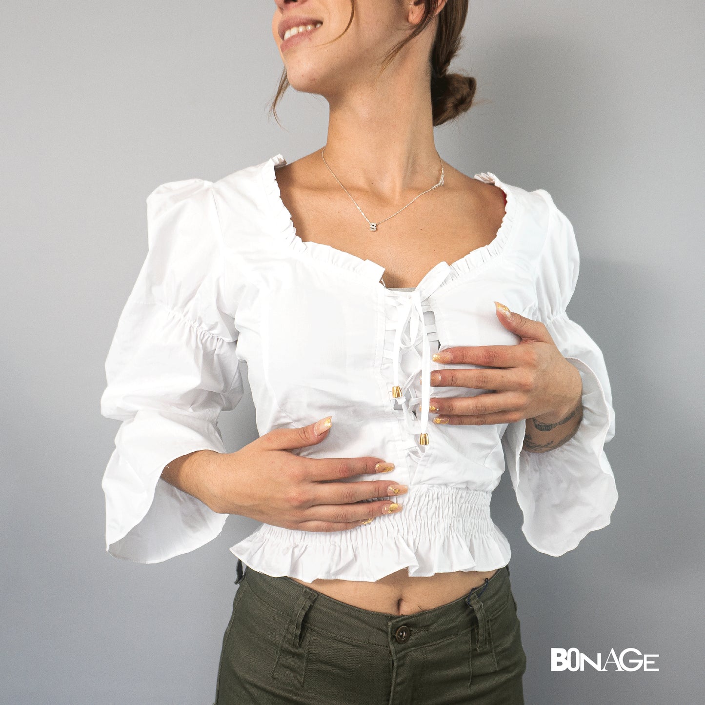 Blusa blanca, con abertura en la espalda