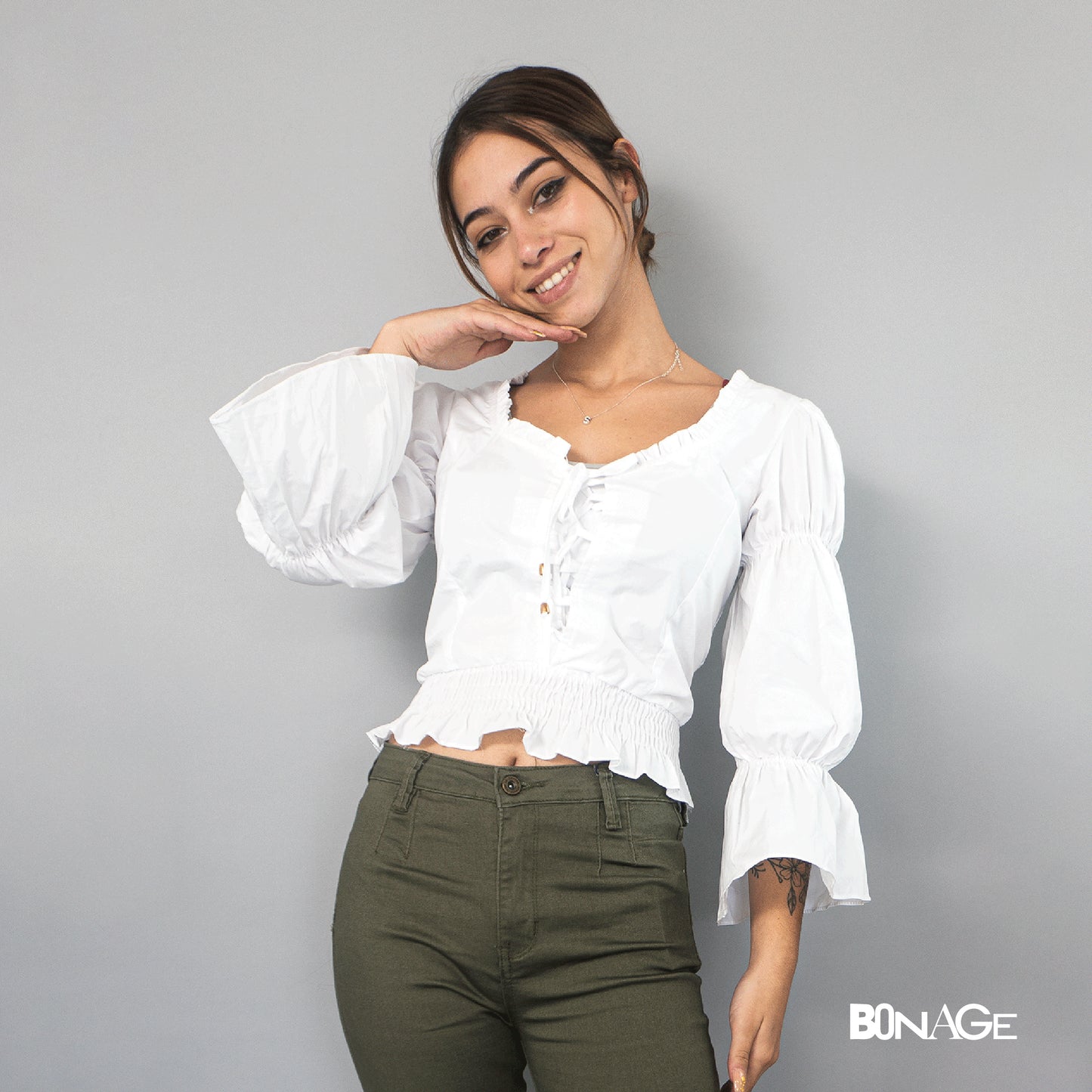 Blusa blanca, con abertura en la espalda
