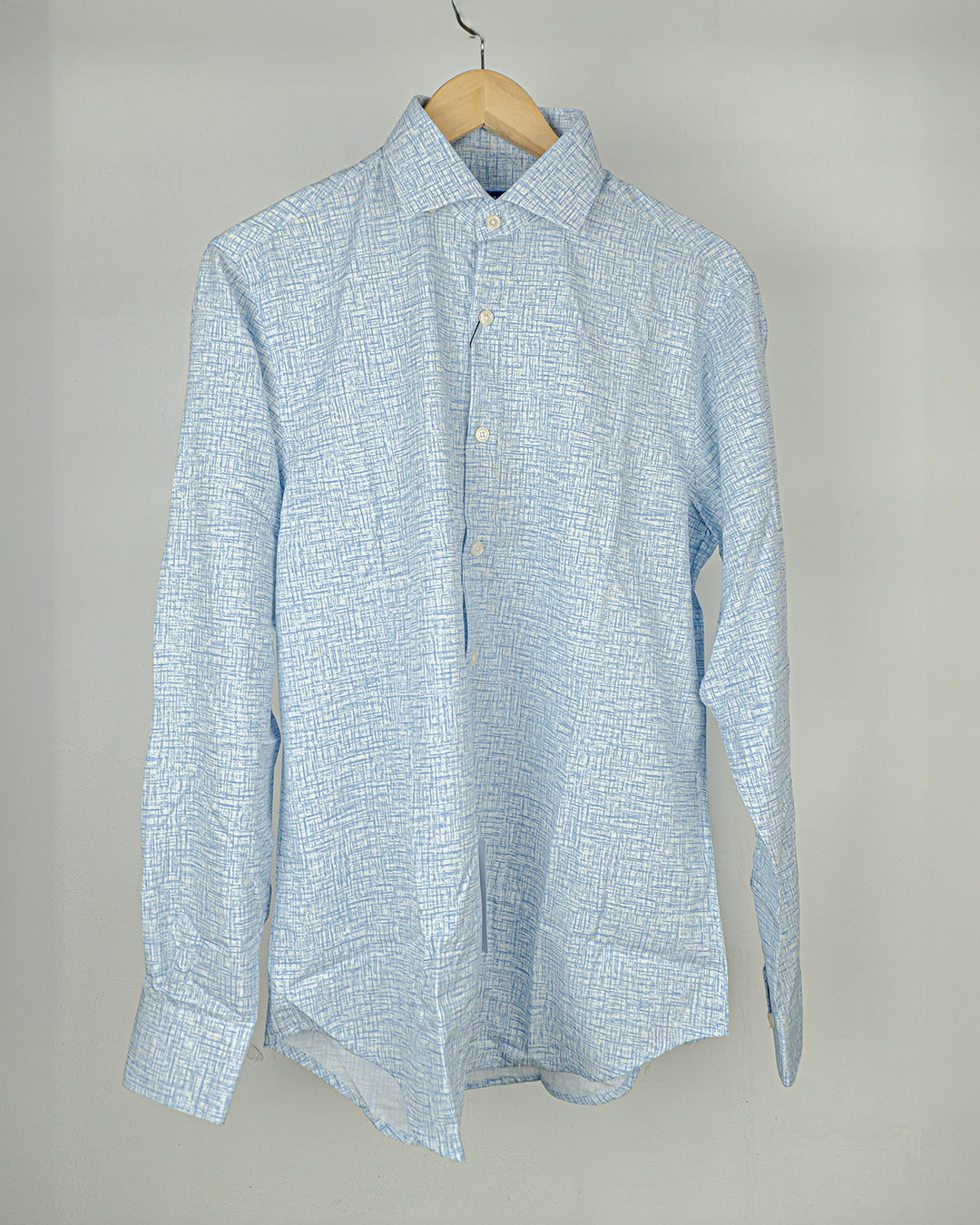 Camisa Perry Ellis, blanca con detalles azules.