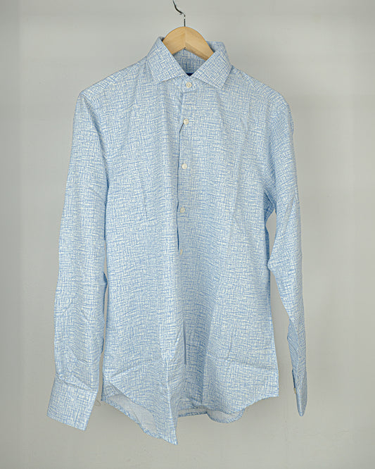 Camisa Perry Ellis, blanca con detalles azules.