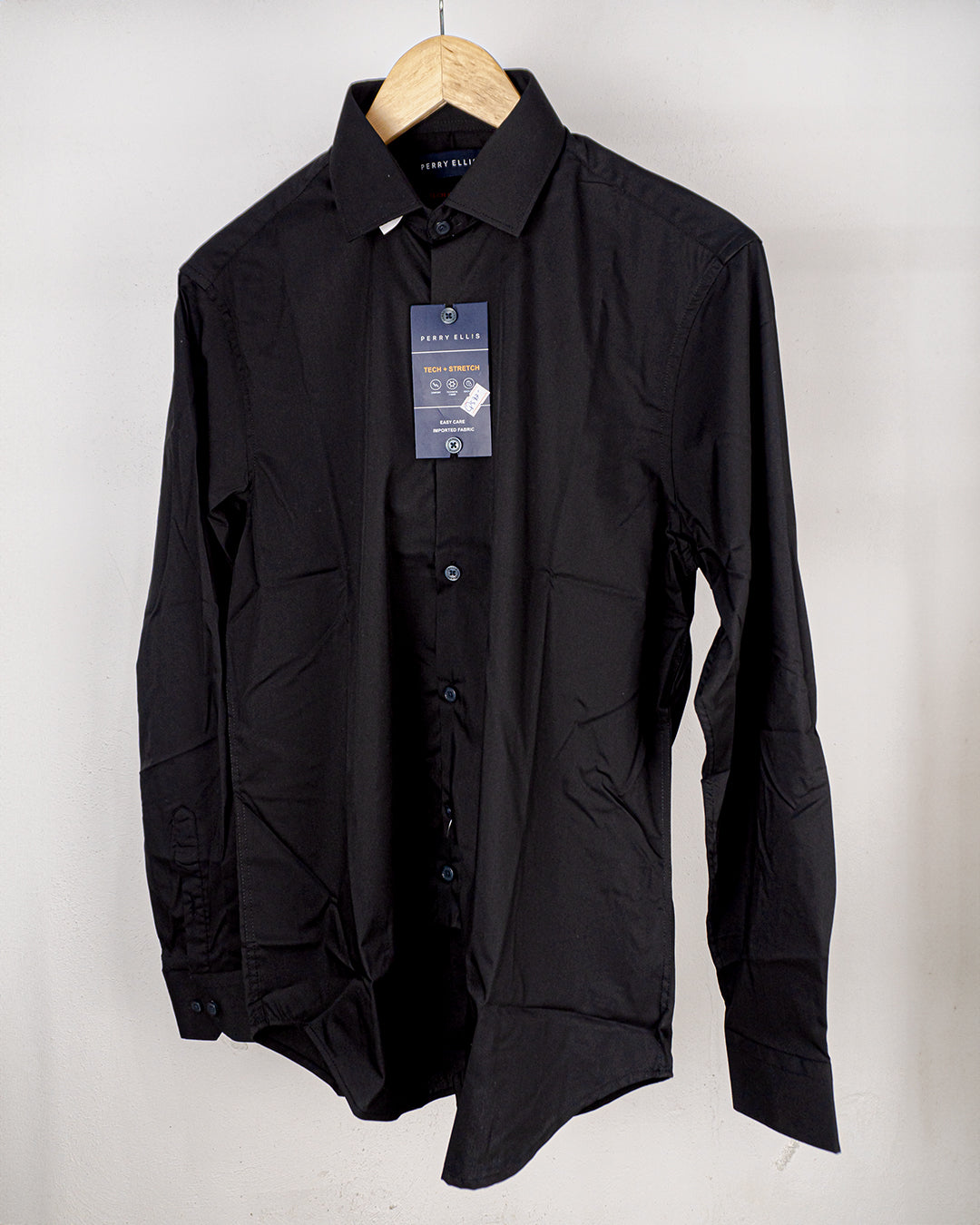 Camisa Perry Ellis, Negra manga larga.