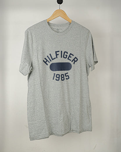 Playera Tommy Hilfiger, gris con estampado.