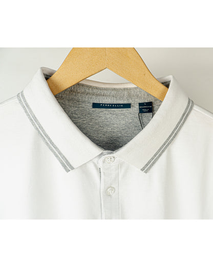 Tipo polo Perry Ellis, blanco con detalle gris en el cuello y mangas.